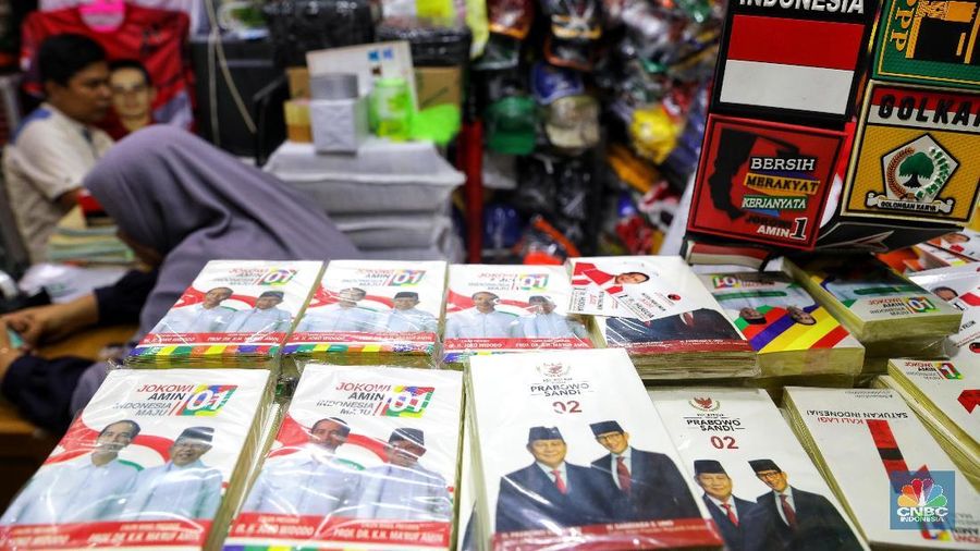 Pekerja mencetak sablon kaos calon legislatif di Pasar Jaya Senen, Jakarta Pusat, Senin (4/3/2019). (CNBC Indonesia/Andrean Kristianto)