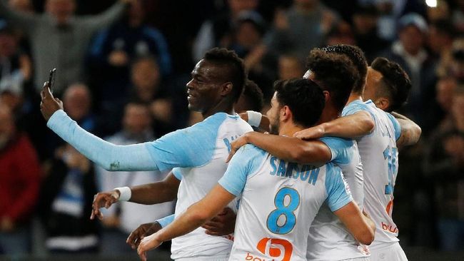 Tiru Selebrasi Selfie Balotelli, Gawang Klub Maroko Kebobolan