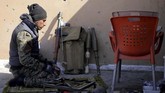 Ribuan warga sipil kemudian dibawa ke sebuah tempat penampungan, sementara orang yang diduga sebagai pejuang ISIS dipindahkan ke fasilitas penahanan. (REUTERS/Rodi Said)