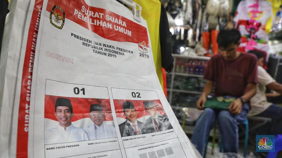 Pekerja mencetak sablon kaos calon legislatif di Pasar Jaya Senen, Jakarta Pusat, Senin (4/3/2019). (CNBC Indonesia/Andrean Kristianto)