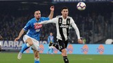 Ronaldo selalu mendapat pengawalan ketat dari bek Napoli Nikola Maksimovic. (REUTERS/Ciro De Luca)
