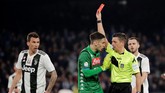 Alex Meret langsung mendapat kartu merah dari wasit Gianluca Rocchi akibat menjegal Ronaldo di depan kotak penalti. (REUTERS/Ciro De Luca)