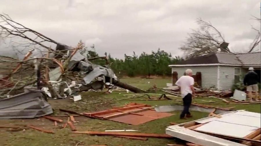 Cuaca buruk yang berdampak tornado hebat melanda Lee Country, Alabama, sebanyak 23 orang tewas.