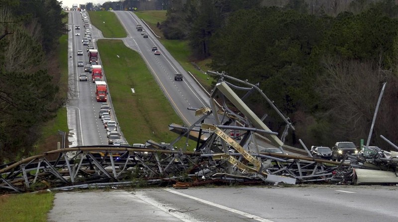 Cuaca buruk yang berdampak tornado hebat melanda Lee Country, Alabama, sebanyak 23 orang tewas.