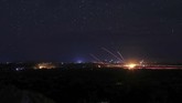 SDF menyetakan mereka mengevakuasi sekitar seribu orang, termasuk sejumlah pejuang ISIS, dari Desa Baghouz yang terletak di tepi Sungai Eufrat, dekat perbatasan Irak. (REUTERS/Rodi Said)