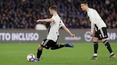 Miralem Pjanic mengambil tendangan bebas di depan kotak penalti yang biasanya dieksekusi Cristiano Ronaldo di titik itu. (REUTERS/Ciro De Luca)