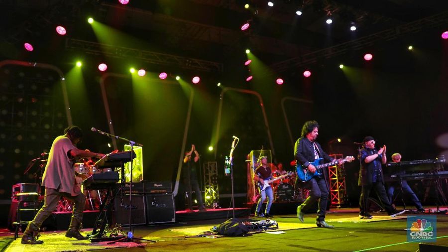 Penampilan Band Toto asal Los Angeles dalam ajang Java Jazz Festival 2019 di Jakarta, Minggu (3/3/2019) malam. Toto adalah band beraliran rock asal AS, terbentuk pada 1977. Saat ini Toto beranggotakan Joseph Williams, David Paich, Steve Porcaro, Steve Lukather, ditambah tiga touring member, Lenny Castro, Warren Ham, Shem von Schroeck dan Shannon Forrest. (CNBC Indonesia/Andrean kristianto)