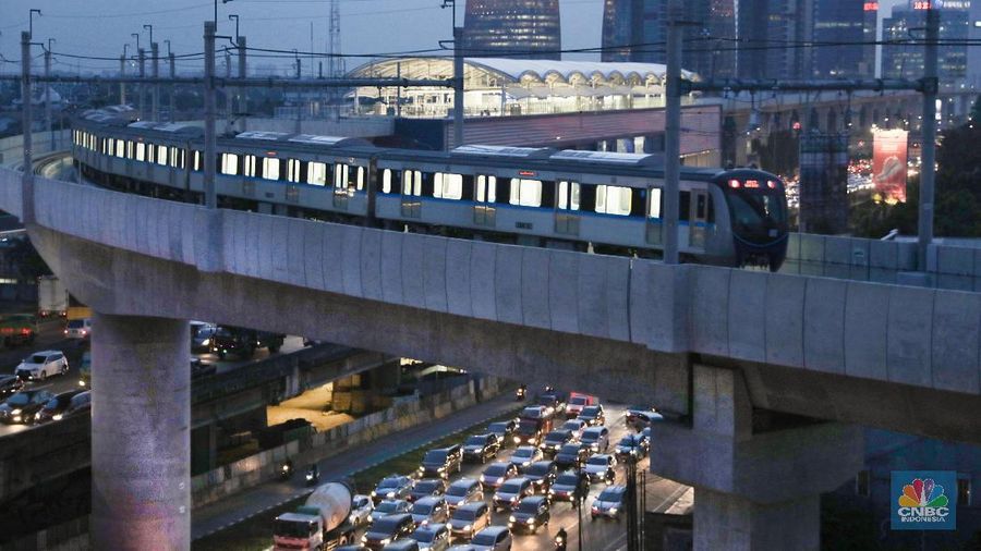 Kereta MRT Jakarta melintas di persimpangan Fatmawati Cilandak, Jakarta, Senin (4/3). (CNB Indonesia/Muhammad Sabki)