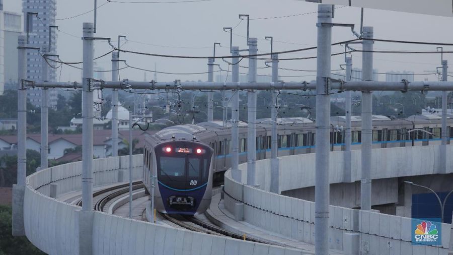 Kereta MRT Jakarta melintas di persimpangan Fatmawati Cilandak, Jakarta, Senin (4/3). (CNB Indonesia/Muhammad Sabki)