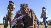 Pasukan Demokratik Suriah (SDF) yang tergabung dalam koalisi Amerika Serikat mengevakuasi ribuan orang dari benteng terakhir ISIS di Desa Baghouz, sebelah timur Suriah. (REUTERS/Rodi Said)