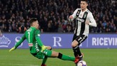 Cristiano Ronaldo terpaksa ditekel keras kiper Napoli Alex Meret pada menit ke-25 di depan kotak penalti setelah CR7 merebut bola operan dari Kevin Malcuit ke Meret. (REUTERS/Ciro De Luca)