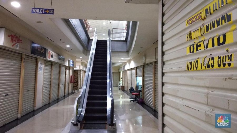Pengunjung melintas di depan gerai mall di kawasan Jakarta, Senin (4/3/2019). Tingginya biaya pengeluaran, membuat sejumlah gerai ritel menutup tokonya, selain itu maraknya toko online juga disinyalir membuat pergeseran dalam budaya berbelanja masyarakat Indonesia. (CNBC Indonesia/Andrean Kristianto)