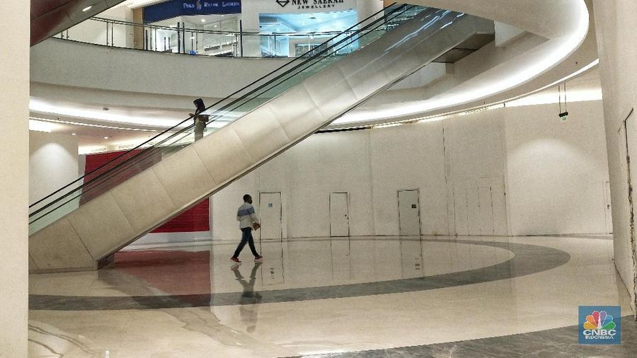 Pengunjung melintas di depan gerai mall di kawasan Jakarta, Senin (4/3/2019). Tingginya biaya pengeluaran, membuat sejumlah gerai ritel menutup tokonya, selain itu maraknya toko online juga disinyalir membuat pergeseran dalam budaya berbelanja masyarakat Indonesia. (CNBC Indonesia/Andrean Kristianto)