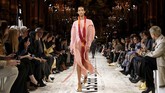 Busananya terbuat dari wol bersulam, jacquard besar, atau kain berlapis antrasit, seperti mantel gagah yang dikenakan Natalia Vodianova. (REUTERS/Stephane Mahe)