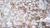 Tak lupa, para peserta festival juga membawa bedak bubuk. Mereka berduyun memenuhi jalan-jalan di Santa Cruz de La Palma, ibukota pulau itu, untuk berpesta dan menari. (Photo by DESIREE MARTIN / AFP)