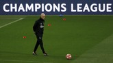 Pelatih Ajax Amsterdam Erik ten Hag memimpin latihan terakhir jelang melawan Real Madrid di Stadion Santiago Bernabeu. (REUTERS/Susana Vera)