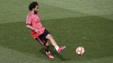 Wakil kapten Real Madrid Marcelo menendang bola. Marcelo belakangan lebih sering menjadi cadangan dan kalah bersaing dengan Sergio Reguilon. (REUTERS/Sergio Perez)