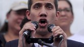 Dukungan tersebut dianggap sangat berarti bagi Guaido yang sebenarnya terancam ditahan karena bepergian ke luar negeri setelah dicekal Presiden Nicolas Maduro. (REUTERS/Ivan Alvarado)