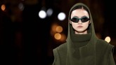 Ada yang berbeda dalam peragaan busana Stella McCartney yang diadakan di Palais Garnier, Prancis, pada Rabu (4/3). (REUTERS/Stephane Mahe)