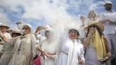 Bedak itu lantas dihamburkan begitu saja. Diiringi aliran minuman rum dan iringan musik, pesta jalanan ini terus berlangsung sampai peserta kelelahan. (Photo by DESIREE MARTIN / AFP)
