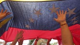 Guaido selaku pemimpin Majelis Nasional, mendeklarasikan diri sebagai presiden interim. Ia mendapatkan dukungan dari setidaknya 50 negara, termasuk Amerika Serikat. (REUTERS/Ivan Alvarado)