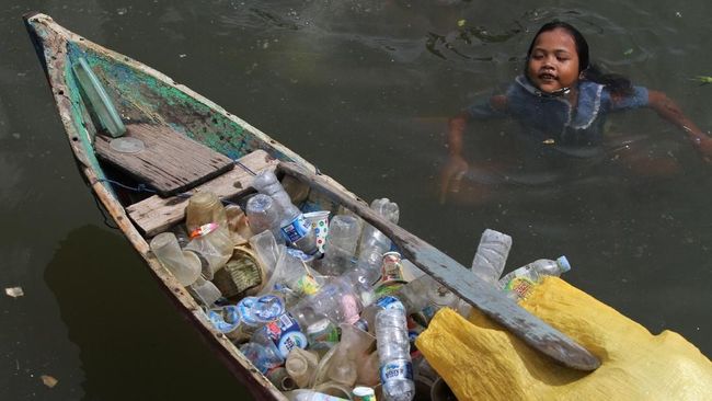 Peneliti Temukan Sampah Plastik 10 km di Bawah Laut