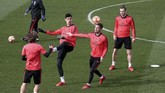 Kiper Real Madrid Thibaut Courtois, Luca Zidane, dan winger Gareth Bale menjalani latihan. Madrid unggul 2-1 atas Ajax di leg pertama. (REUTERS/Sergio Perez)