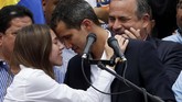 Guaido lantas mengajak masyarakat untuk kembali menggelar demonstrasi besar-besaran guna mendesak Maduro mundur pada akhir pekan mendatang. (REUTERS/Carlos Garcia Rawlins)