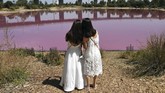 Selama masih berubah warna, Danau Westgate Park tetap dibuka untuk umum yang ingin menyaksikan fenomena alam tersebut. (AFP/William West)