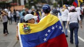 Guaido berupaya mencari cara untuk membawa masuk bantuan internasional yang tertahan karena diblokade Maduro. (REUTERS/Carlos Jasso)