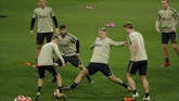 Pemain Ajax Amsterdam Rasmus Nissen menjalani latihan. Ajax harus mengatasi defisit 1-2 saat tampil di markas Real Madrid. (REUTERS/Susana Vera)