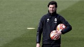 Pelatih Real Madrid Santiago Solari memimpin latihan terakhir jelang melawan Ajax Amsterdam pada leg kedua babak 16 besar Liga Champions. (REUTERS/Sergio Perez)