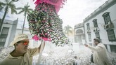 Menambah kemeriahan, ada pula kontes pemilihan Ratu Karnaval, Ratu Junior dan Ratu Senior, serta grup-grup penari sampai band jalanan dan orkestra yang memainkan irama Karibia dan Brasil. (Photo by DESIREE MARTIN / AFP)