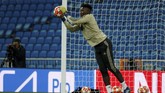 Kiper Ajax Amsterdam Andre Onana menangkap bola saat latihan. Onana dua kali dibobol Real Madrid di leg pertama lewat Karim Benzema dan Marco Asensio. (REUTERS/Susana Vera)
