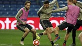 Dua pemain senior Ajax Amsterdam Dusan Tadic dan Daley Blind dalam latihan. Pengalaman Tadic dan Blind diharapkan bisa memberi Ajax kemenangan atas Madrid. (REUTERS/Susana Vera)