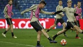 Penyerang veteran Ajax Amsterdam Klaas-Jan Huntelaar menjalani latihan. Huntelaar pernah bermain untuk Real Madrid pada 2009. (REUTERS/Susana Vera)