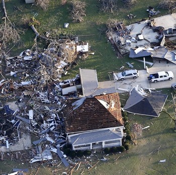 Mereka Mengais Sisa Barang Berharga Usai Tornado di Alabama