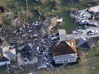 Mereka Mengais Sisa Barang Berharga Usai Tornado di Alabama