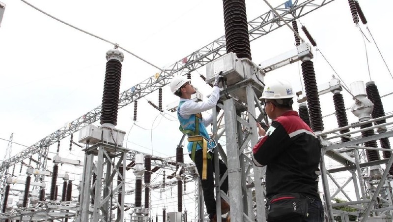Para pekerja tersebut benar-benar dituntut untuk paham benar aturan tentang K3 di bidang kelistrikan agar menekan jumlah angka kecelakaan kerja.