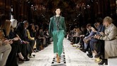 Utilitarian namun tetap terlihat cool - seperti rajutan militer khaki besar dengan penutup kepala dan bahu ekstra lebar. (REUTERS/Stephane Mahe)