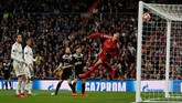 Tidak butuh waktu lama bagi Ajax untuk menambah keunggulan usai kebobolan di menit ke-70. Dua menit kemudian Lasse Schone mencetak gol indah lewat tendangan bebas di menit ke-72. (REUTERS/Susana Vera)