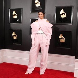 Kylie Jenner Jadi Orang Kaya Termuda, Netizen: Tak Layak!