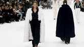 Koleksi terakhir rancangan Lagerfeld itu dibuka dengan keheningan dalam beberapa menit. Koleksi itu dirancang sesaat sebelum kepergiannya pada Februari lalu. (REUTERS/Regis Duvignau)
