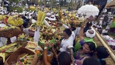 Umat Hindu mengambil sesajen usai melaksanakan persembahyangan dalam upacara Tawur Agung Panca Wali Krama di Pura Besakih, Karangasem, Bali, Rabu (6/3).(ANTARA FOTO/Nyoman Hendra Wibowo/nym/wsj).