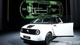 Honda e Concept merupakan mobil listrik kompak pertama Honda yang mampu melaju hingga 200 km per jam saat baterai terisi penuh. (REUTERS/Denis Balibouse)