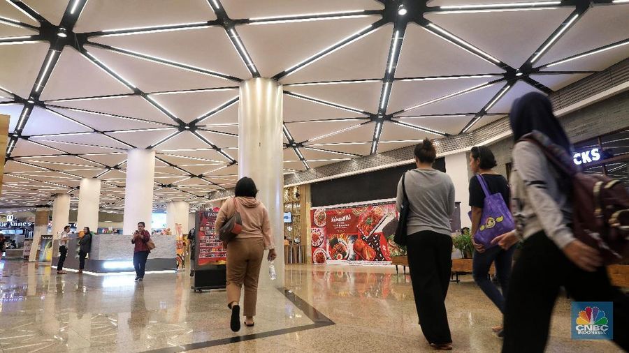 Pengunjung memelih pakaian yang dijual oleh salah satu tenant di Blok M Plaza, Jakarta, Rabu (6/3/2019). Untuk meningkatkan pengunjung manajemen Blok M Plaza merenovasi sejumlah fasilitas. (CNBC Indonesia/Andrean Kristianto)