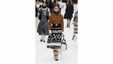 Di sana ada air mata, baik yang bercucuran di pipi penonton ataupun model. Tapi itu bukan kesedihan. Itu adalah Chanel ala Lagerfeld dengan skala sinematik dan bebas dari rasa cemas. (REUTERS/Regis Duvignau)
