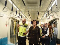 Melihat Gaya Sri Mulyani Uji Coba MRT Jakarta
