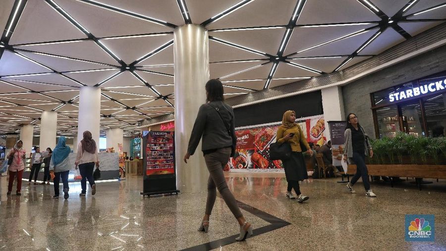 Pengunjung memelih pakaian yang dijual oleh salah satu tenant di Blok M Plaza, Jakarta, Rabu (6/3/2019). Untuk meningkatkan pengunjung manajemen Blok M Plaza merenovasi sejumlah fasilitas. (CNBC Indonesia/Andrean Kristianto)