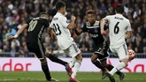 Tidak saja memberikan dua assist, Dusan Tadic (kiri) ikut mencatatkan namanya di papan skor dengan mencetak gol ketiga bagi Ajax di menit ke-62 berkat assist Donny van de Beek. (REUTERS/Susana Vera)